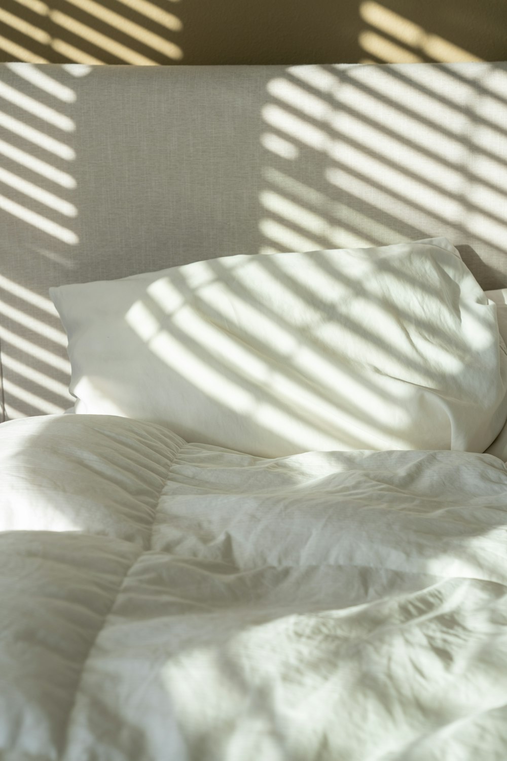 Scandi Bedding Ideas UK | Budget Bedroom Refresh — pin this guide from The Scandi Flat: How to get the calm, hotel-like look of Scandinavian bedding on a budget — what GSM and thread count actually mean, colour palettes, and shrinkage.